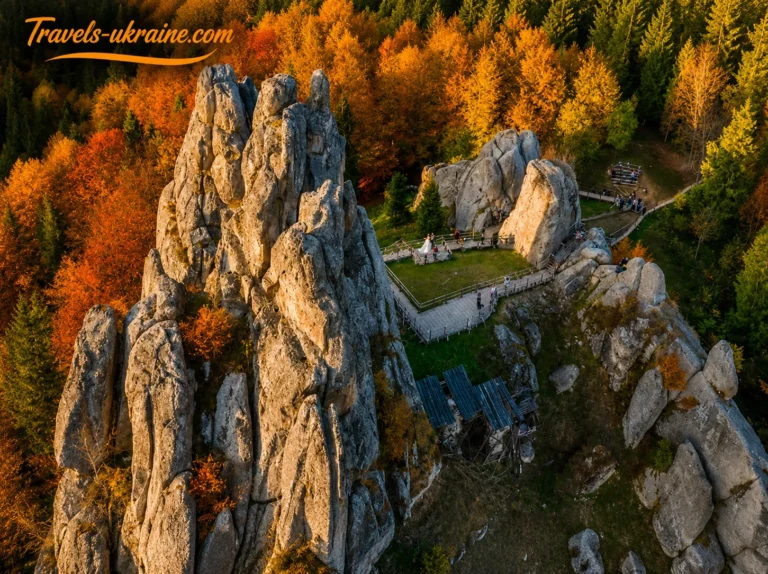 Урицькі скелі та осінній ландшафт