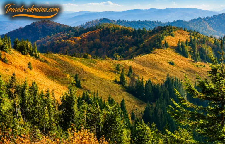Золоті схили осінніх Карпат та гори Парашка