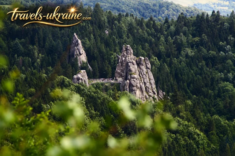 Віддалений краєвид на Урицькі скелі
