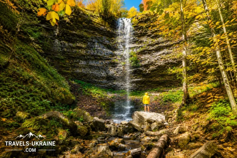 Крапельковий водоспад серед осіннього лісу