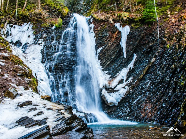 Водоспад Гук у Карпатах зимою
