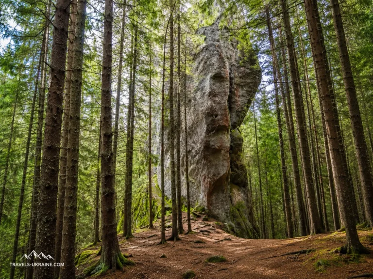 Камяна скеля в урочищі Угорське