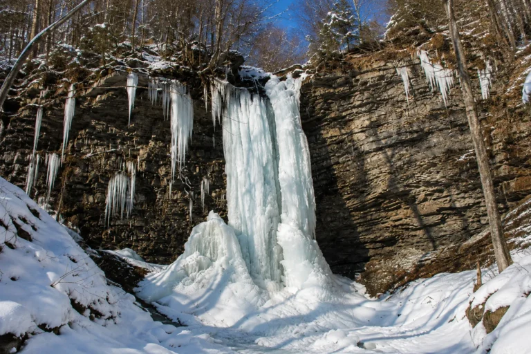 Крапельковий водоспад зимою