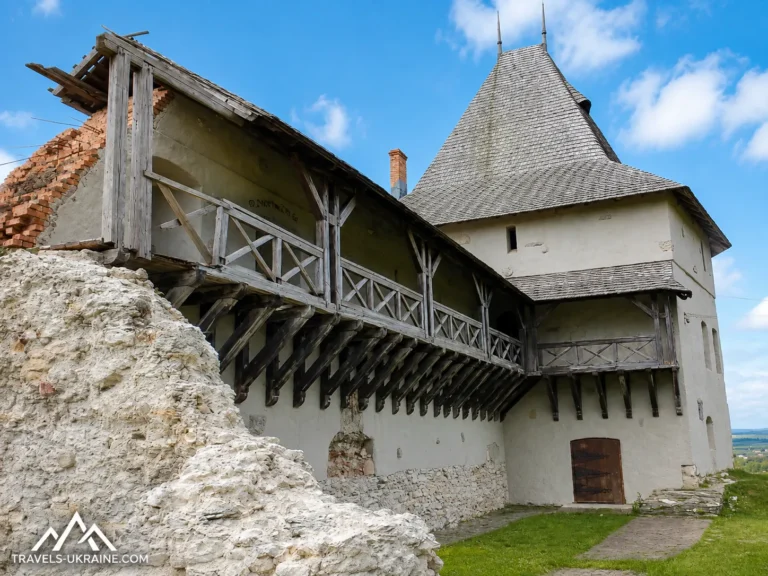 Середньовічна Галицька фортеця під блакитним небом