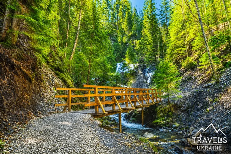 Місток біля водоспаду Женецький Гук