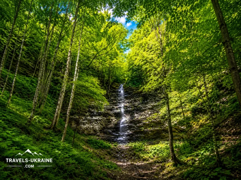 Крапельковий водоспад серед лісу