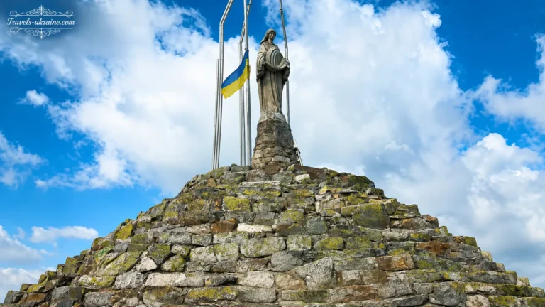 Статуя Діви Марії на вершині гори Хом’як