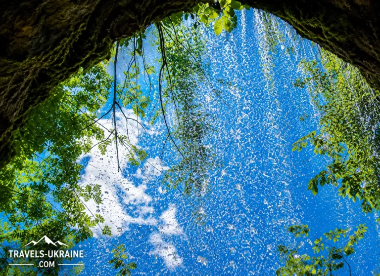 Крапельковий водоспад зі середини