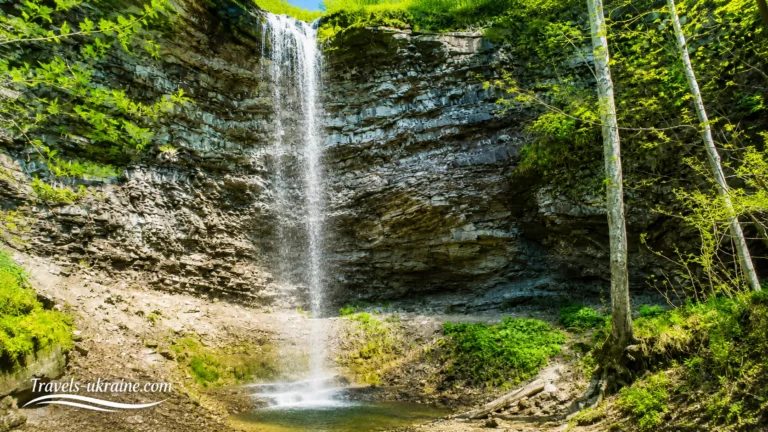 Крапельковий водоспад серед весняної зелені