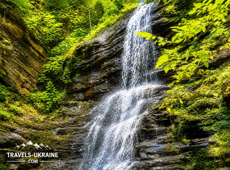 Верхня частина Крапелькового водоспаду