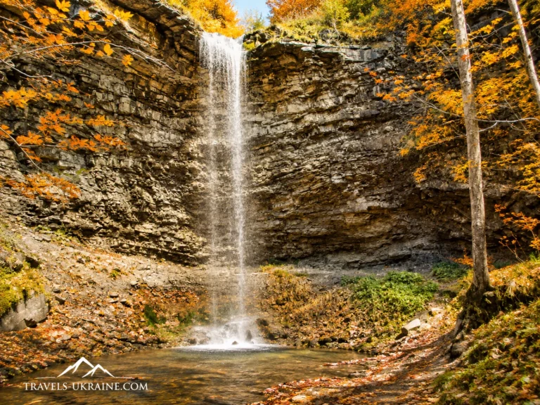 Крапельковий водоспад осіню