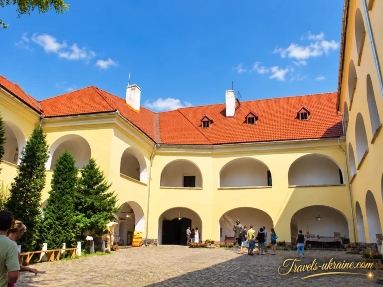 Внутрішній двір замку Паланок