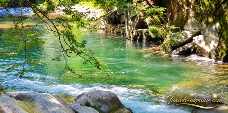 Прозора блакитна вода лагуни серед зеленої природи Закарпаття