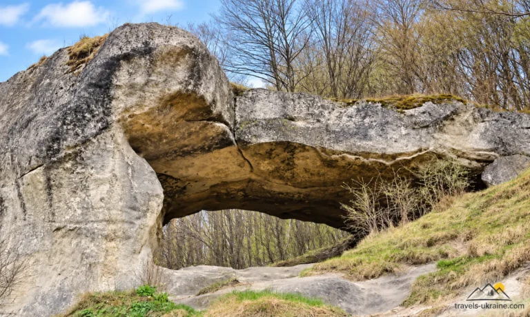 Храм Сонця (скеля Дірявець), село Дуброва