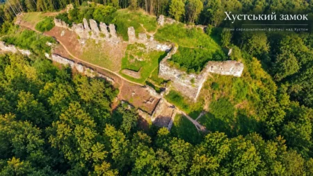 Замок в Хусті: руїни з панорамою Закарпаття