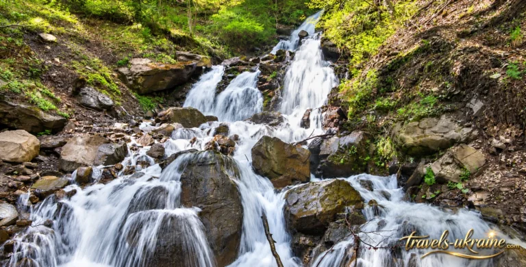 Карпацький водоспад Труфанець серед лісу
