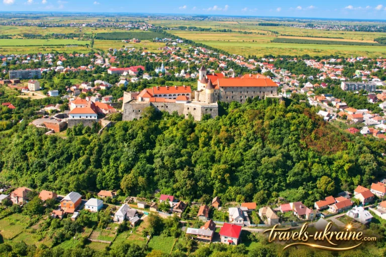 Аерофотопанорама замку Паланок над містом