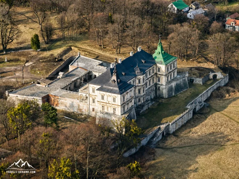 Підгорецький замок серед осіннього парку
