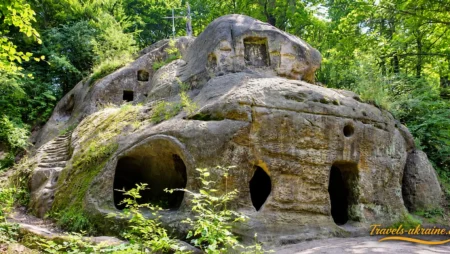 Скелі Розгірчого – святиня, вирізана у карпатському камені