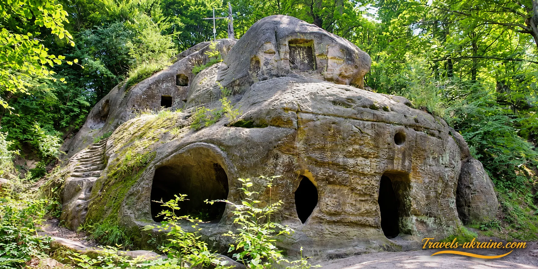 Скельний монастир Розгірче серед літнього лісу