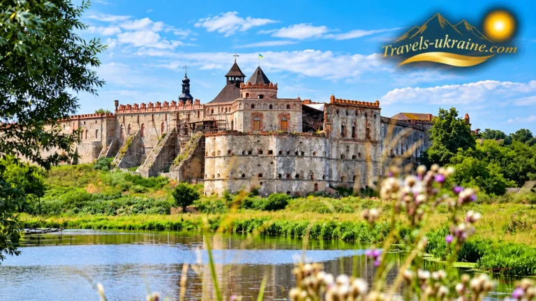 Меджибізька фортеця біля річки