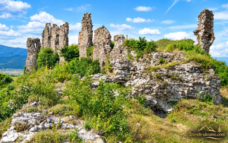 Середньовічний замок в Хусті в руїнах