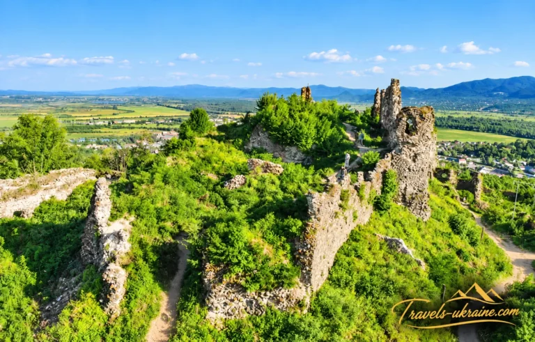 Хустський замок в руїнах