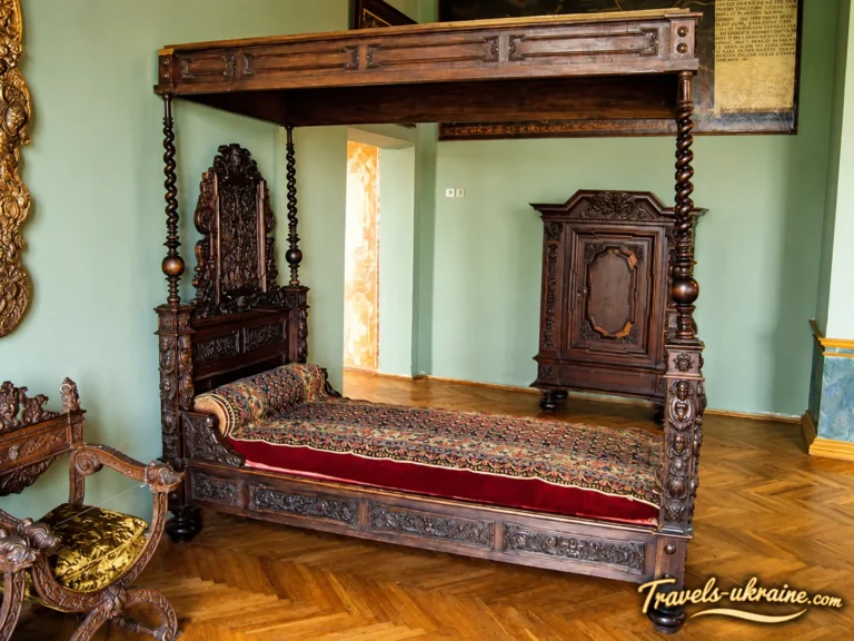 Стародавні меблі в Олеському замку