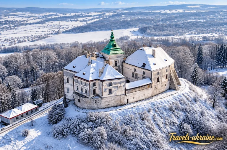 Засніжений Олеський замок