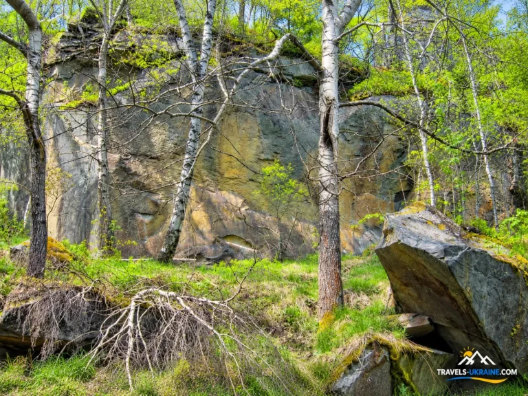 Скелі по дорозі на гору Ключ