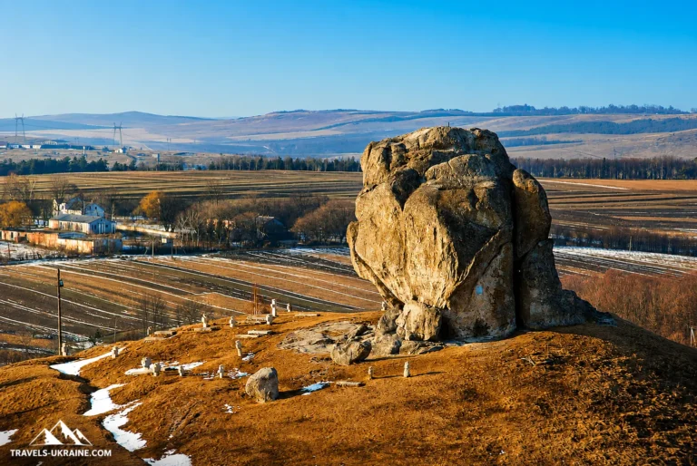 Чортів камінь у селі Підкамінь