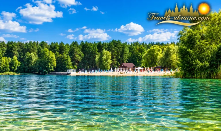 Блакитне озеро в Підгірцях — мальовнича водойма з бірюзовою водою та піщаними берегами Київщини