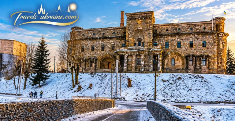 Хмільницький палац запорошений снігом